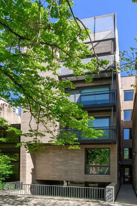 530 W Dickens Ave #401, Chicago, IL 60614