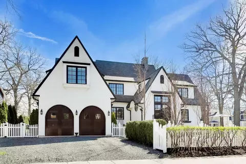 91 Abbottsford Rd, Winnetka, IL 60093