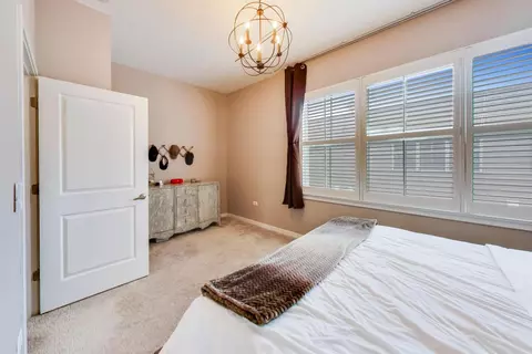 Bedroom - 49 E 23rd St, Chicago, IL 60616 photo 2 of 5