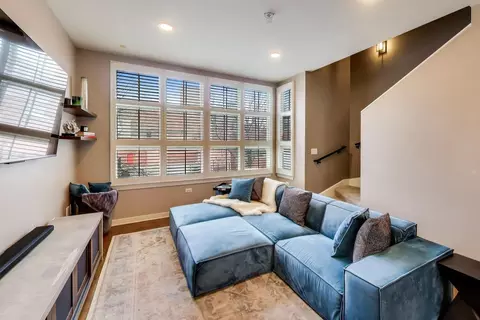 Living - 49 E 23rd St, Chicago, IL 60616 photo 2 of 3