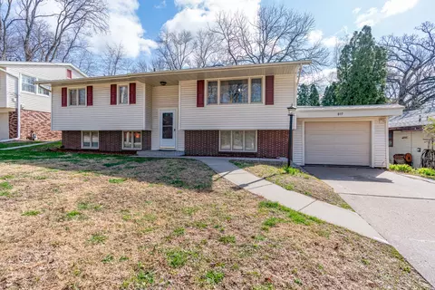 817 16th St, Bettendorf, IA 52722