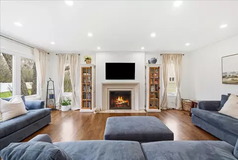 Living - 334 E Mckenna Ct, Elmhurst, IL 60126 photo 2 of 3