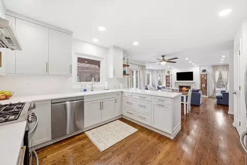 Kitchen - 334 E Mckenna Ct, Elmhurst, IL 60126 photo 2 of 5