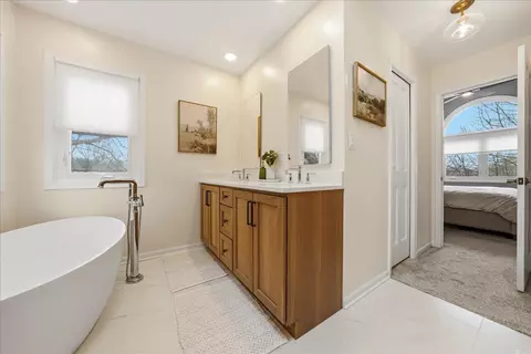 Bath - 334 E Mckenna Ct, Elmhurst, IL 60126 photo 4 of 7