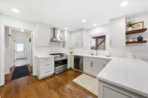 Kitchen - 334 E Mckenna Ct, Elmhurst, IL 60126 photo 4 of 5
