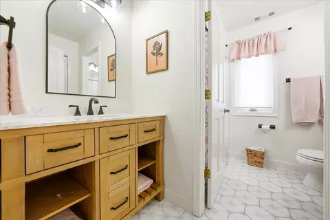 Bath - 334 E Mckenna Ct, Elmhurst, IL 60126 photo 2 of 7