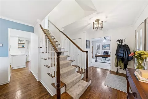 Entry Way - 334 E Mckenna Ct, Elmhurst, IL 60126 photo 2 of 4