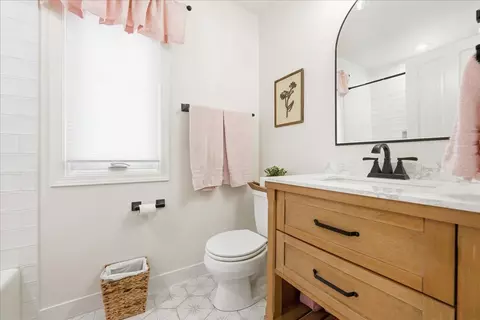 Bath - 334 E Mckenna Ct, Elmhurst, IL 60126 photo 3 of 7