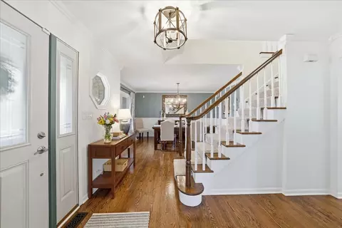 Entry Way - 334 E Mckenna Ct, Elmhurst, IL 60126 photo 1 of 4
