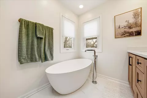 Bath - 334 E Mckenna Ct, Elmhurst, IL 60126 photo 5 of 7