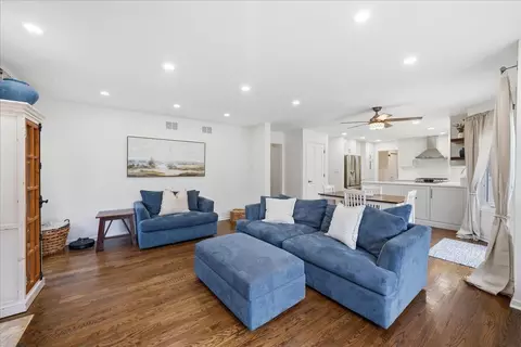 Living - 334 E Mckenna Ct, Elmhurst, IL 60126 photo 3 of 3