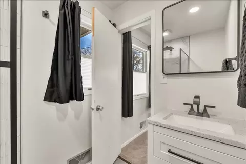 Bath - 1413 30th Ave, Moline, IL 61265 photo 3 of 7