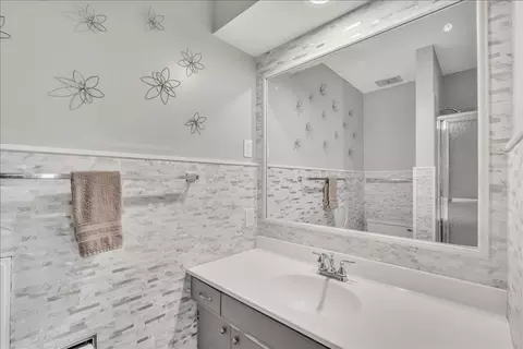 Bath - 1413 30th Ave, Moline, IL 61265 photo 4 of 7