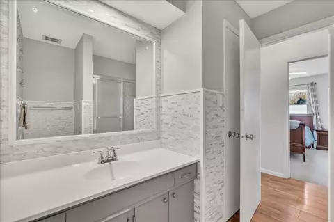Bath - 1413 30th Ave, Moline, IL 61265 photo 5 of 7