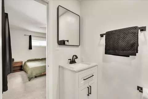 Bath - 1413 30th Ave, Moline, IL 61265 photo 2 of 7