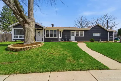 101 Hickory Dr, Carpentersville, IL 60110