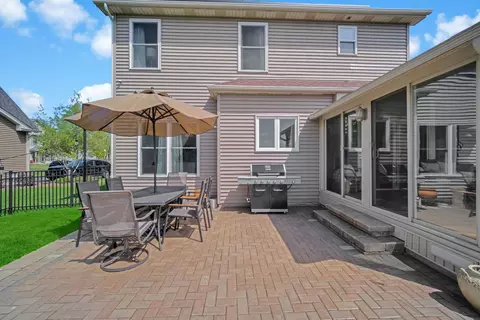 Exterior - 122 Fieldcrest Dr, Bartlett, IL 60103 photo 6 of 9
