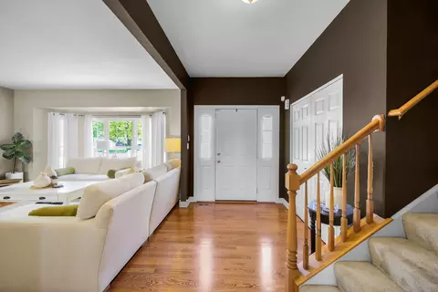 Entry Way - 122 Fieldcrest Dr, Bartlett, IL 60103 photo 2 of 3