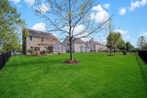Exterior - 122 Fieldcrest Dr, Bartlett, IL 60103 photo 8 of 9