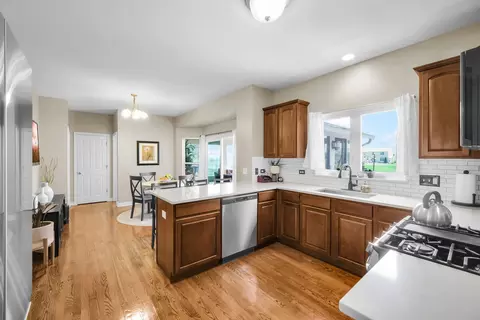 Kitchen - 122 Fieldcrest Dr, Bartlett, IL 60103 photo 4 of 4