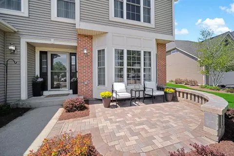 Exterior - 122 Fieldcrest Dr, Bartlett, IL 60103 photo 3 of 9