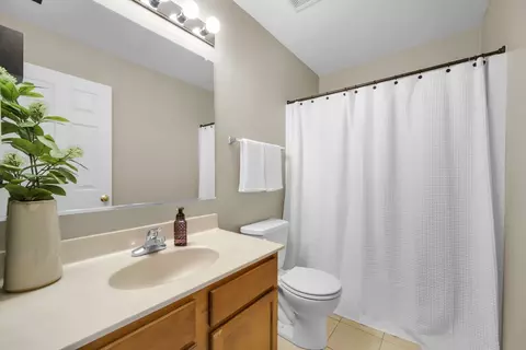 Bath - 122 Fieldcrest Dr, Bartlett, IL 60103 photo 3 of 4