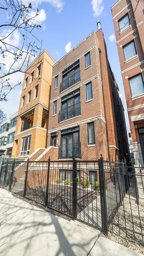 912 W Fletcher St #2, Chicago, IL 60657