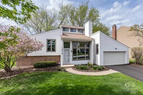 1213 Yorkshire Dr, Naperville, IL 60563