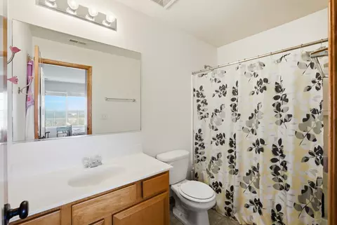 Bath - 3370 Cameron Dr, Elgin, IL 60124 photo 3 of 3