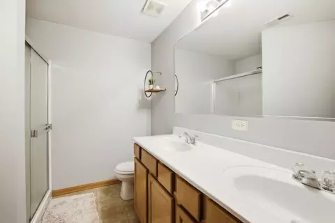 Bath - 3370 Cameron Dr, Elgin, IL 60124 photo 2 of 3