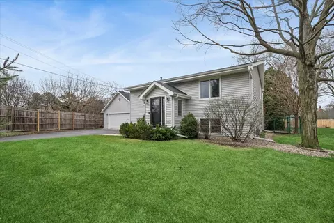 904 W Woodland Rd, Lake Bluff, IL 60044