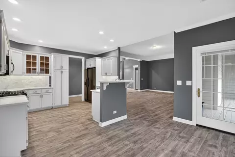 Entry Way - 412 Rainbow Dr, Sleepy Hollow, IL 60118 photo 5 of 9