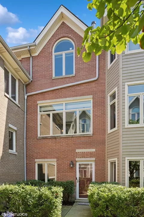 1251 W Fletcher St #E, Chicago, IL 60657