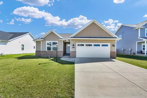 712 Cates Dr, Mahomet, IL 61853