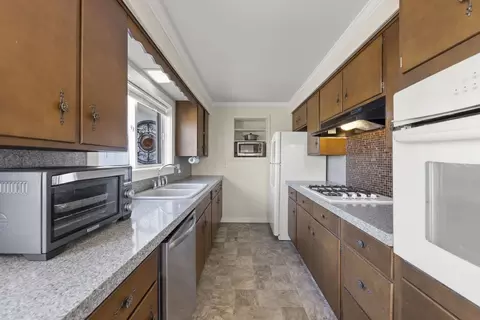 Kitchen - 362 12 River Bluff Rd, Elgin, IL 60120 photo 2 of 3