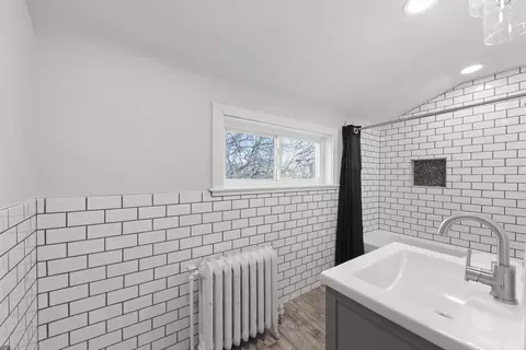 Bath - 362 12 River Bluff Rd, Elgin, IL 60120 photo 2 of 2