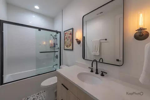 Bath - 2646 W Augusta Blvd #1, Chicago, IL 60622 photo 5 of 6