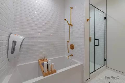 Bath - 2646 W Augusta Blvd #1, Chicago, IL 60622 photo 2 of 6