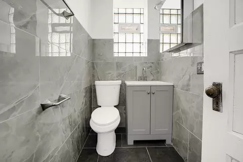 Bath - 928 E 46th St, Chicago, IL 60653 photo 1 of 3