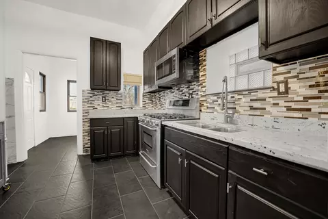 Kitchen - 928 E 46th St, Chicago, IL 60653 photo 1 of 2