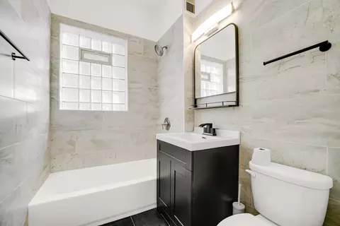 Bath - 928 E 46th St, Chicago, IL 60653 photo 3 of 3