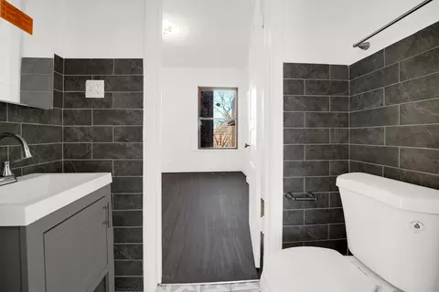 Bath - 928 E 46th St, Chicago, IL 60653 photo 2 of 3