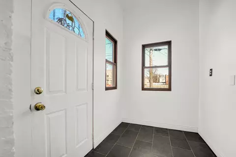 Entry Way - 928 E 46th St, Chicago, IL 60653 photo 3 of 3