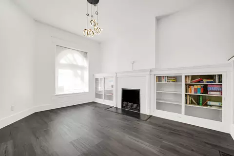 Living - 928 E 46th St, Chicago, IL 60653 photo 2 of 6