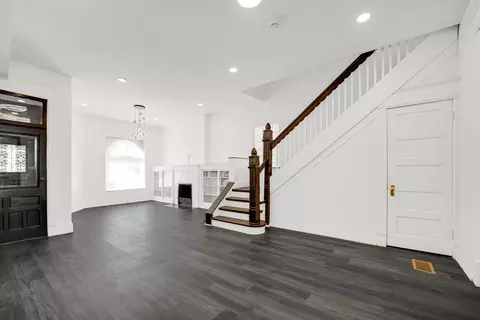 Living - 928 E 46th St, Chicago, IL 60653 photo 3 of 6