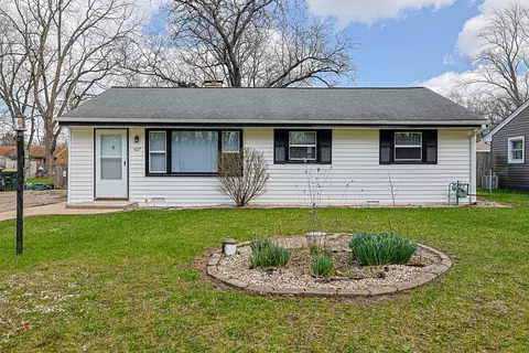 107 Georgine St, Crystal Lake, IL 60014