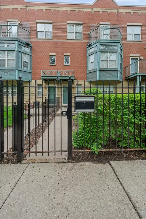 4534 S Woodlawn Ave #4-11, Chicago, IL 60653