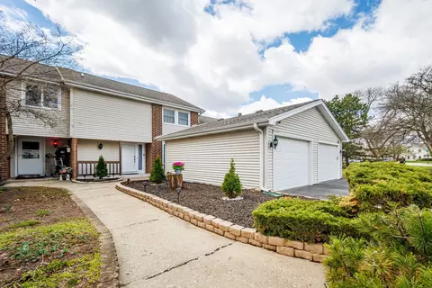 30 W447 Fairway Dr, Naperville, IL 60563