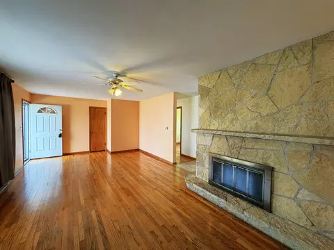 Living - 76 S 3160 Rd W, Kankakee, IL 60901 photo 1 of 3
