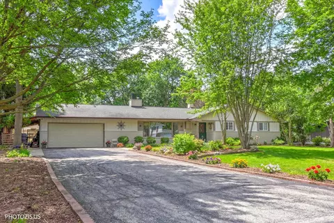 6405 Walkup Ln, Crystal Lake, IL 60014